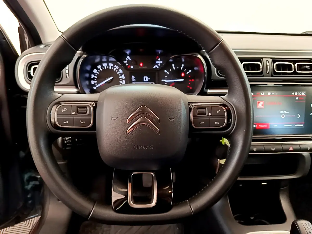 Vue rapprochée du volant cuir et tableau de bord numérique de la Citroën C3 gris foncé 2019 Shine PureTech.