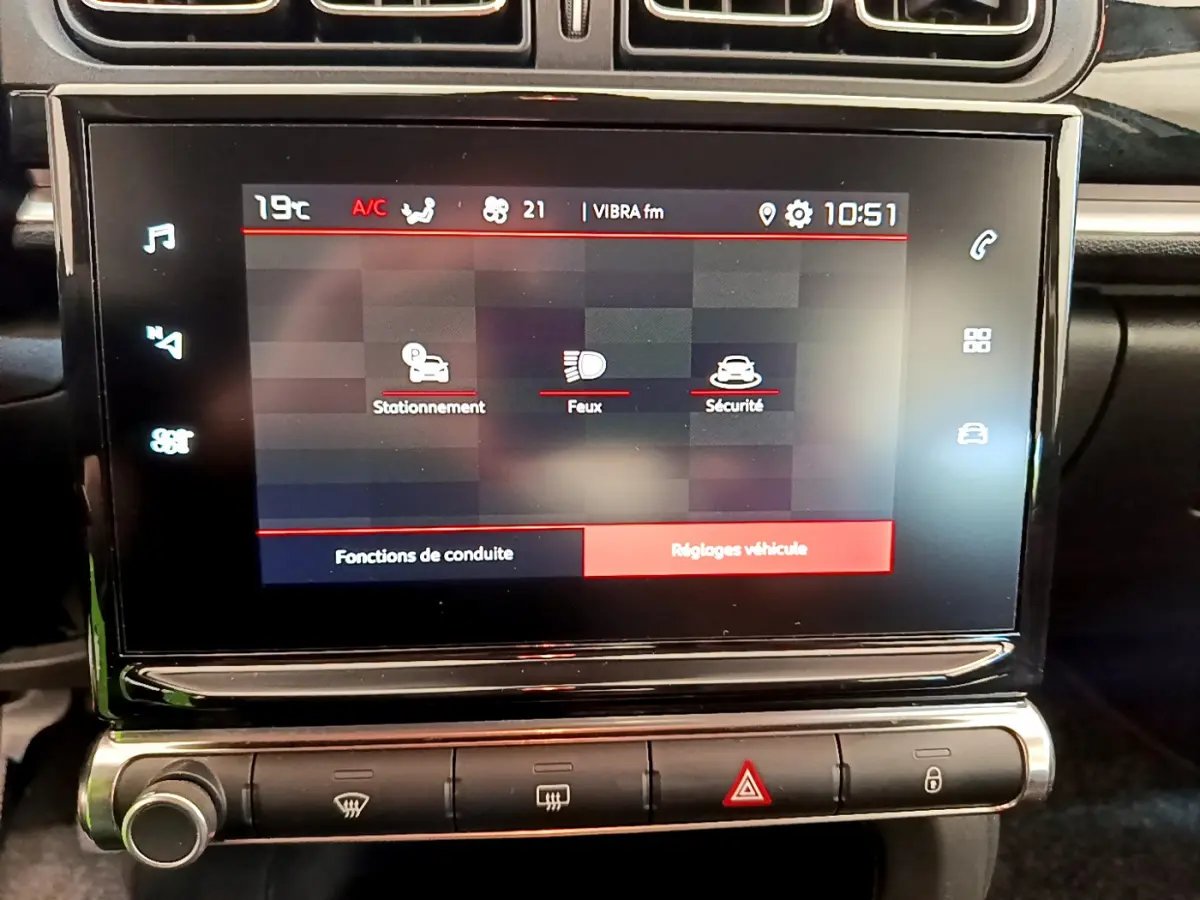 Écran tactile central de la Citroën C3 Shine 2019 gris foncé affichant les réglages véhicule et fonctions de conduite.