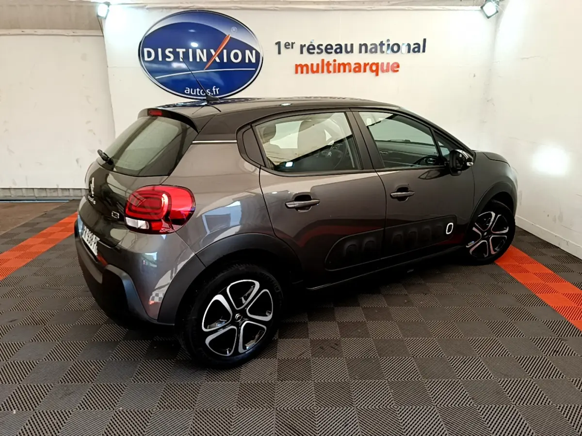 Citroën C3 PureTech 82 Shine gris foncé vue 3/4 arrière droit avec protections latérales Airbump noires.