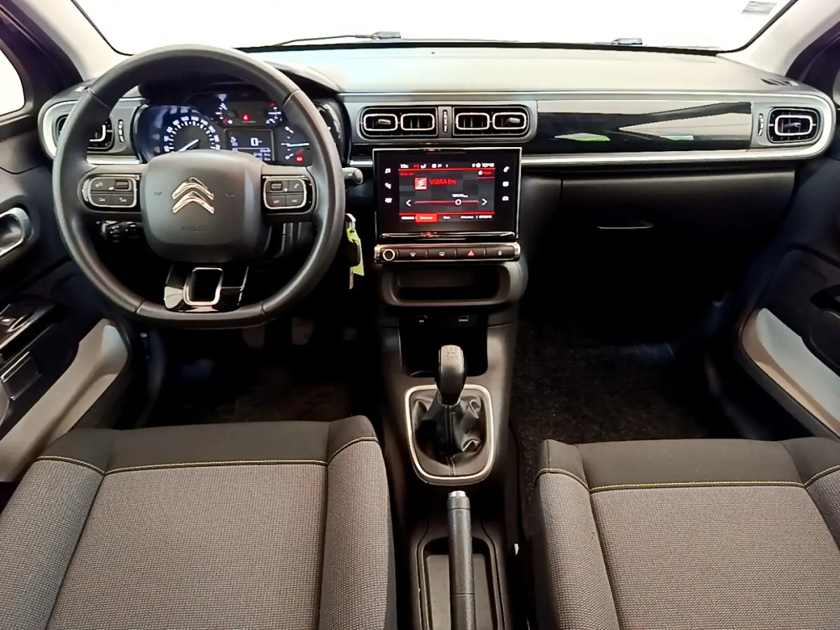 Intérieur avant d'une Citroën C3 2019, vue centrée sur le tableau de bord avec écran tactile et volant multifonctions.