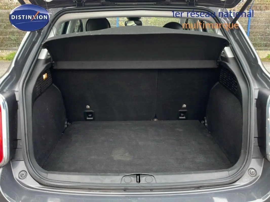 Coffre ouvert d'un FIAT 500X gris foncé, vue arrière montrant l'espace de chargement vide et la tablette cache-bagages.