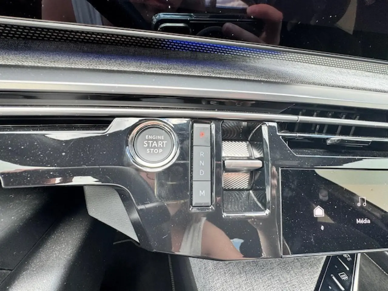 Gros plan sur la console centrale du Peugeot 3008 II gris, montrant le bouton start/stop et la commande de boîte automatique.