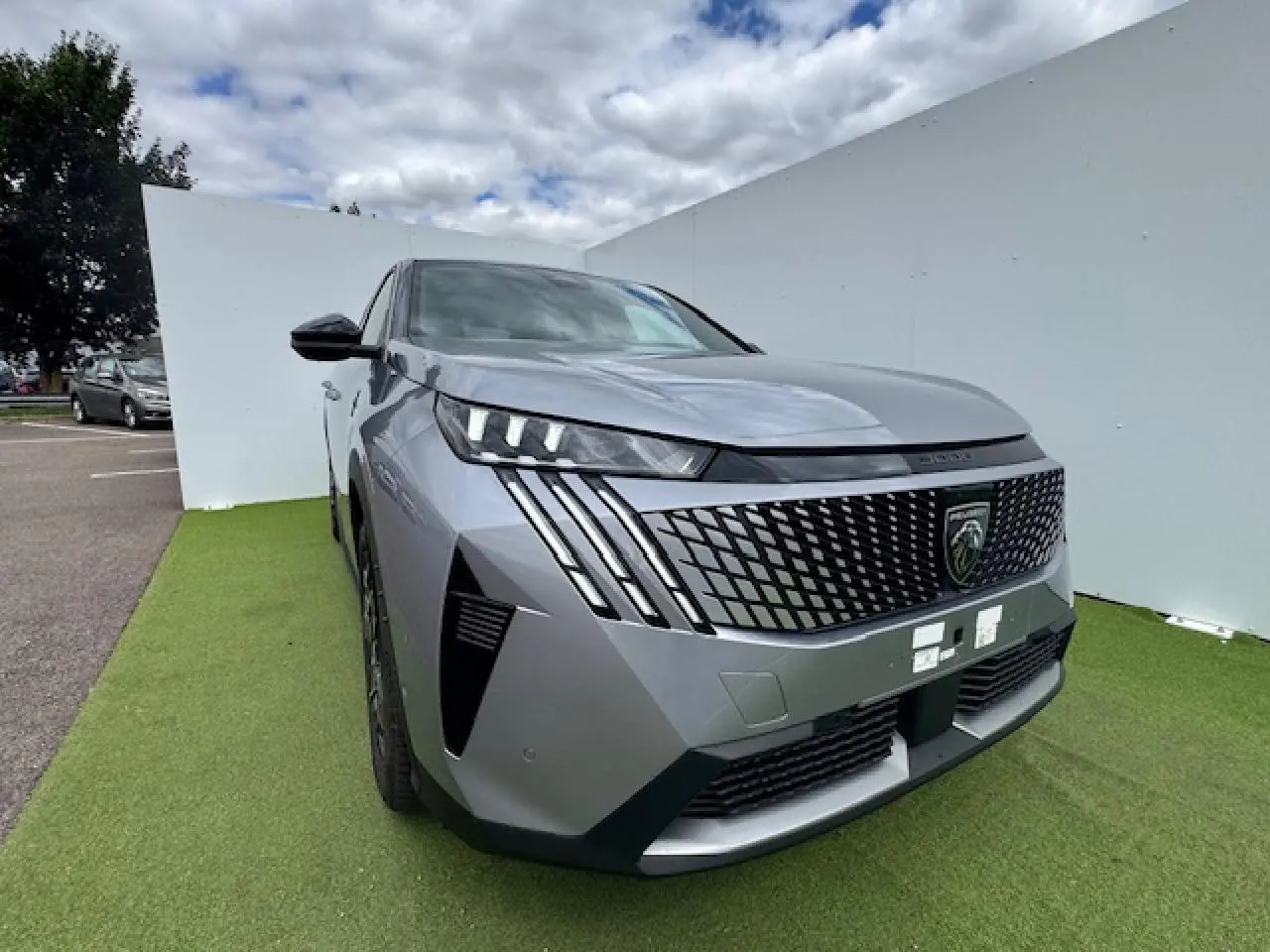 Peugeot 3008 gris Artense vue 3/4 avant gauche avec calandre noire et phares LED griffés.