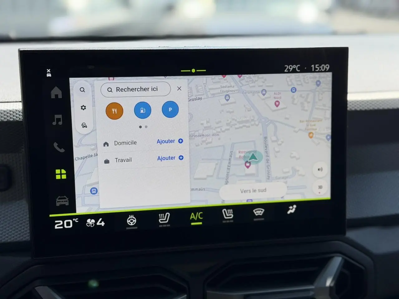 Écran tactile central 10 pouces du Dacia Duster Hybrid-G 150 4x4 affichant la navigation connectée.