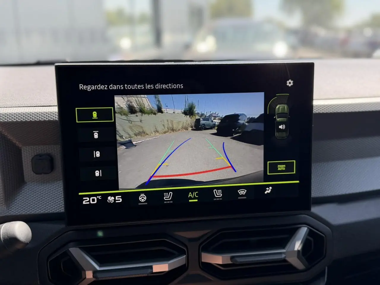 Écran tactile central affichant la caméra multivues du Dacia Duster, vue arrière en stationnement.