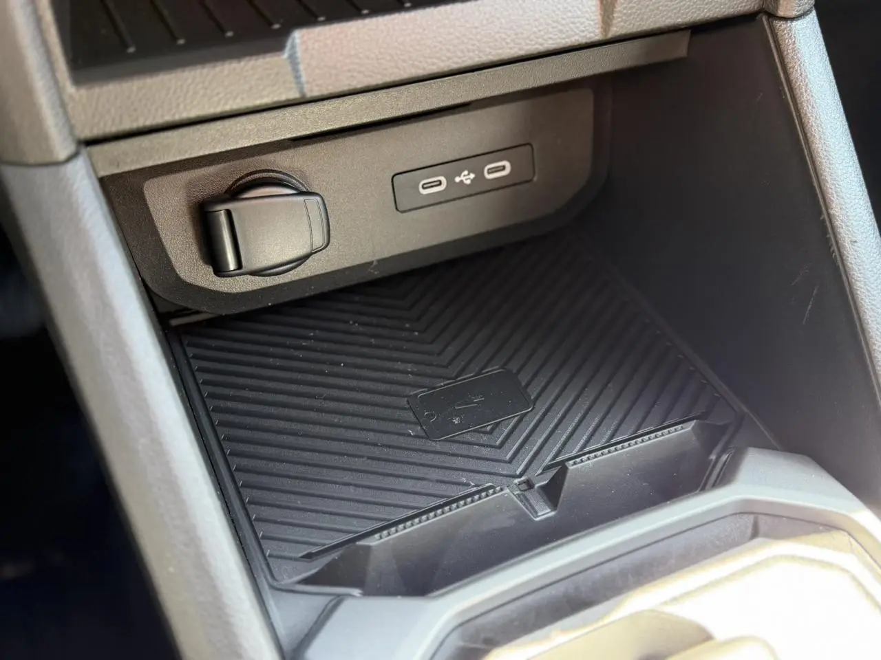Gros plan sur la console centrale noire du Dacia Duster 2026 avec ports USB-C et prise 12V intégrés.