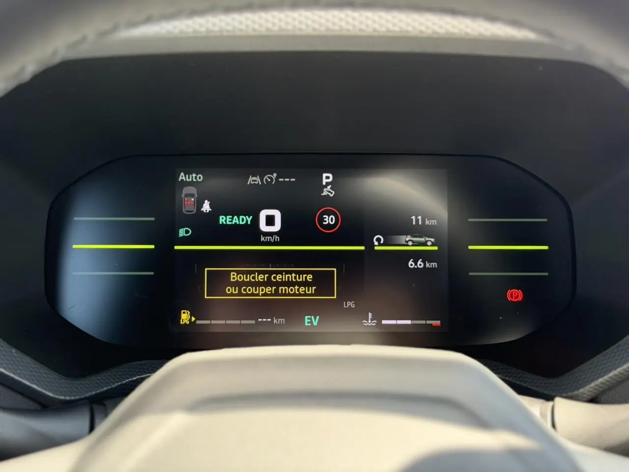 Tableau de bord digital du Dacia Duster Hybrid-G 150 affichant la vitesse à 0 km/h et message de sécurité ceinture.