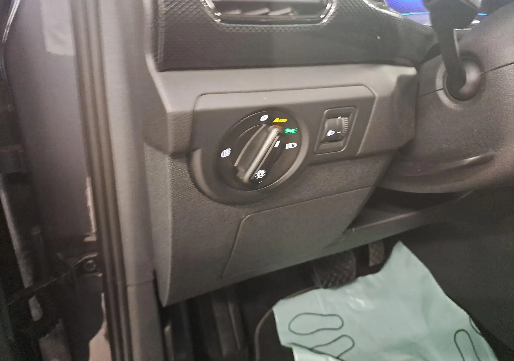 Détail du tableau de bord côté gauche avec commande d’éclairage du Volkswagen T-Cross gris cendré 2025.