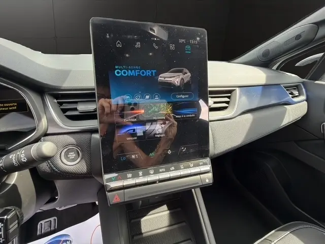 Vue rapprochée de la console centrale du Renault Captur 2026 blanc, écran tactile vertical multifonctions en avant.