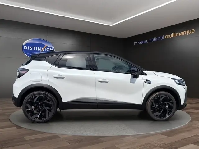 Renault Captur Esprit Alpine 2026 blanc bi-ton, vue de profil côté gauche avec jantes noires distinctives.