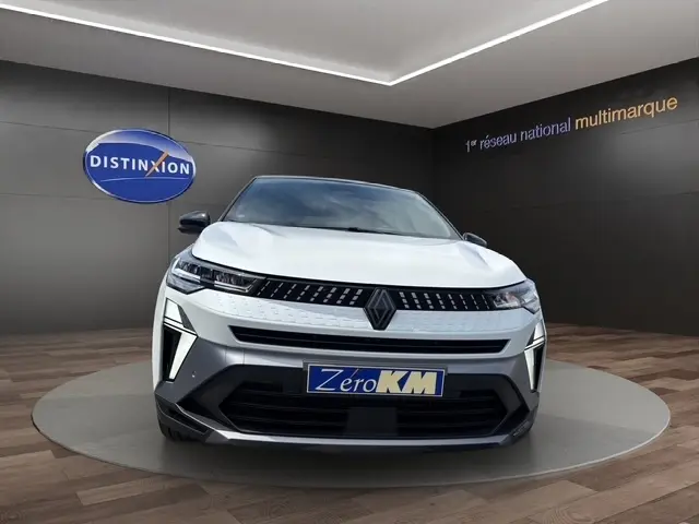 Vue frontale du Renault Captur blanc esprit Alpine full hybrid E-Tech 160-26 avec calandre noire et détails LED distinctifs.
