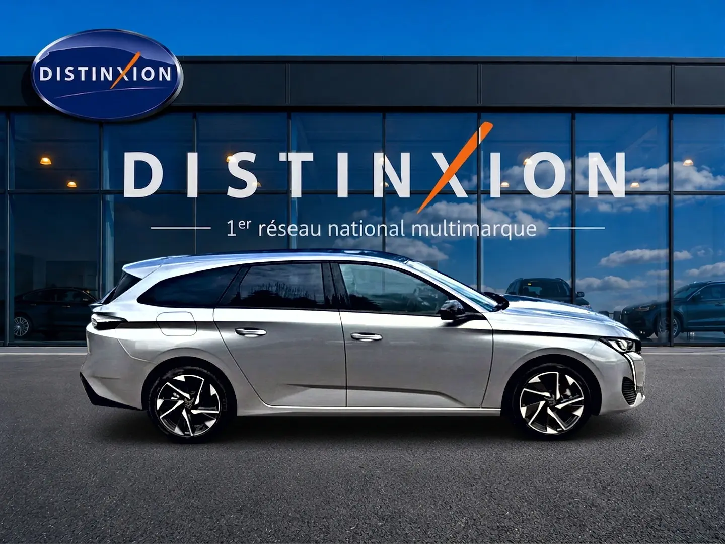 Peugeot 308 SW gris vue de profil côté gauche, avec jantes alliage et vitres arrière surteintées.
