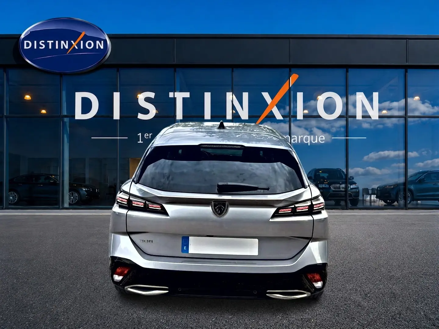 Vue arrière d'une Peugeot 308 SW gris métallisé 2025, avec feux LED distinctifs et double sortie d'échappement.