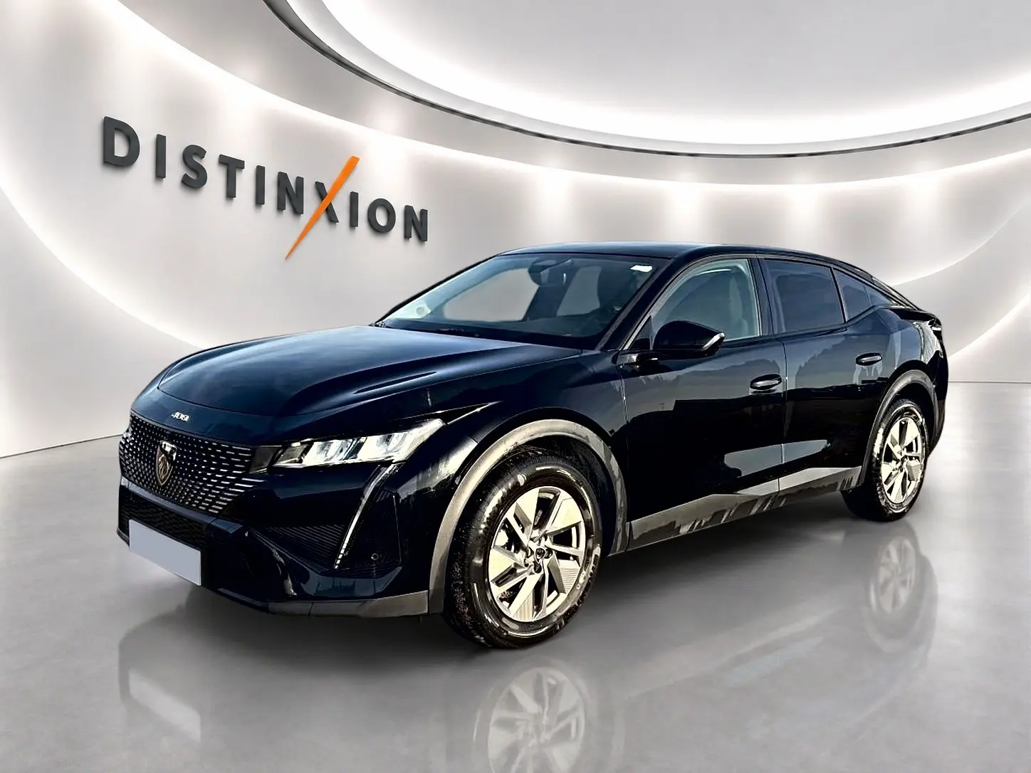 Peugeot 408 Hybrid 145 allure e-dcs6 noir, vue 3/4 avant droit, jantes alu et calandre distinctive en showroom lumineux.