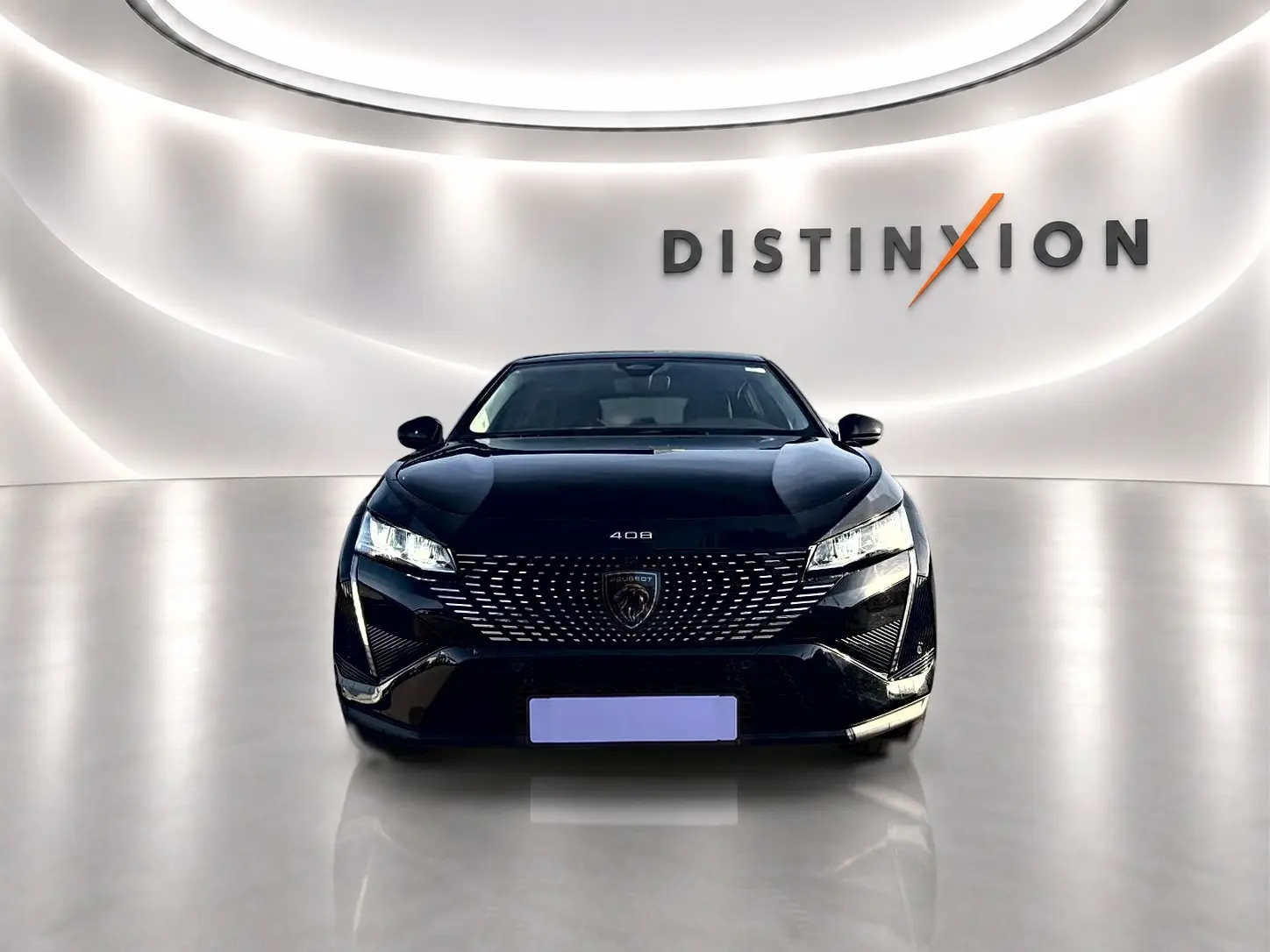 Vue frontale d'une Peugeot 408 noire 2025 avec calandre distinctive et phares LED allumés dans un showroom lumineux.