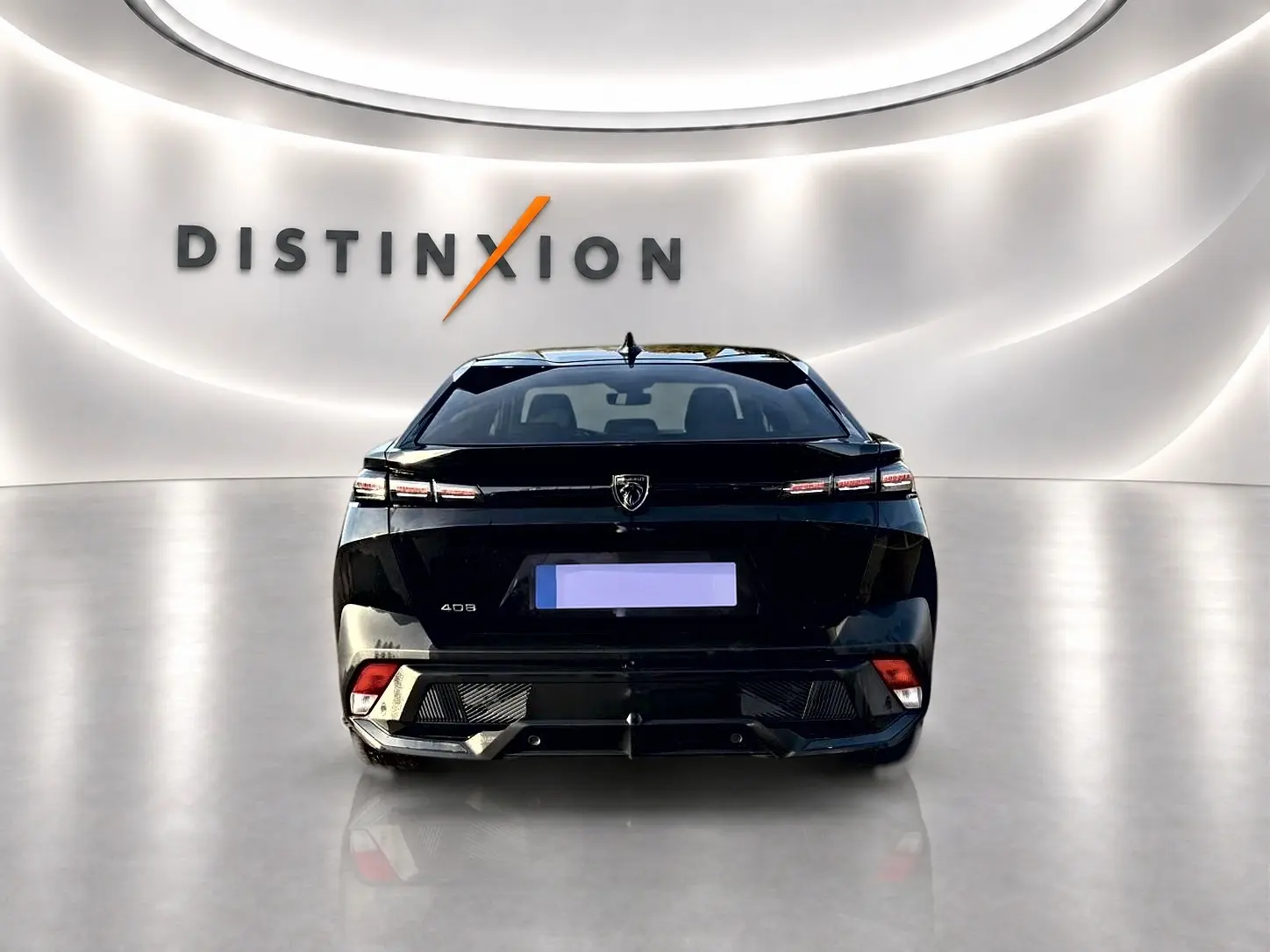 Vue arrière d'une Peugeot 408 Hybrid 145 allure e-dcs6 noire, avec feux LED et logo distinctif au centre.