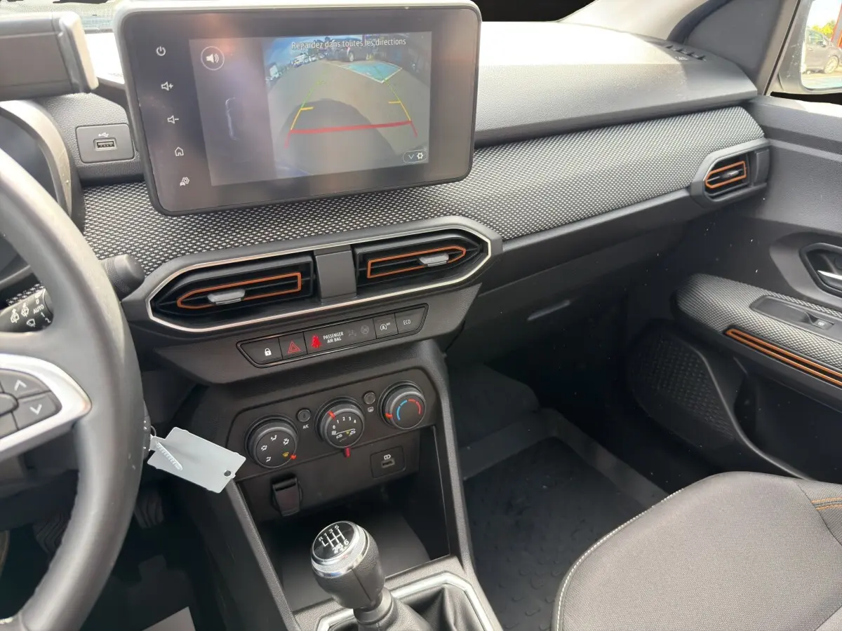 Vue intérieure côté passager du tableau de bord noir et écran tactile du Dacia Sandero Stepway Expression ECO-G 2022.