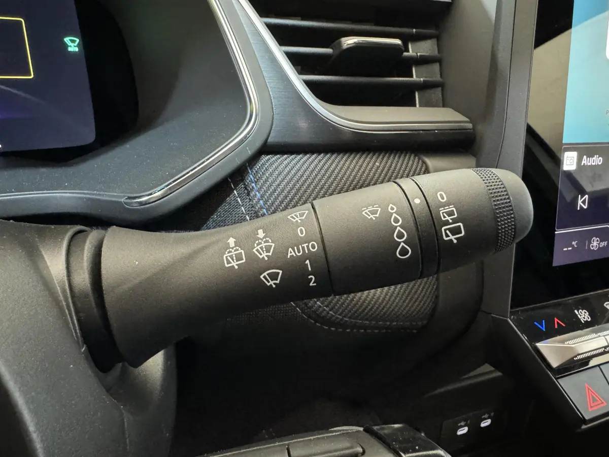 Gros plan sur la commande des essuie-glaces dans l'habitacle du Renault Captur blanc esprit Alpine E-Tech 2025.