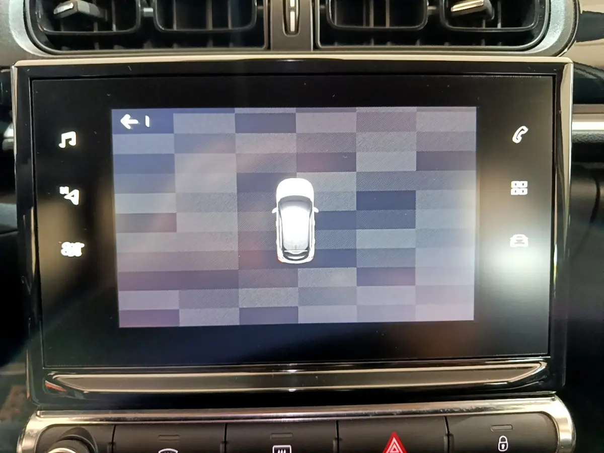 Écran tactile central affichant la vue aérienne du véhicule Citroën C3 blanc, intérieur moderne et épuré.