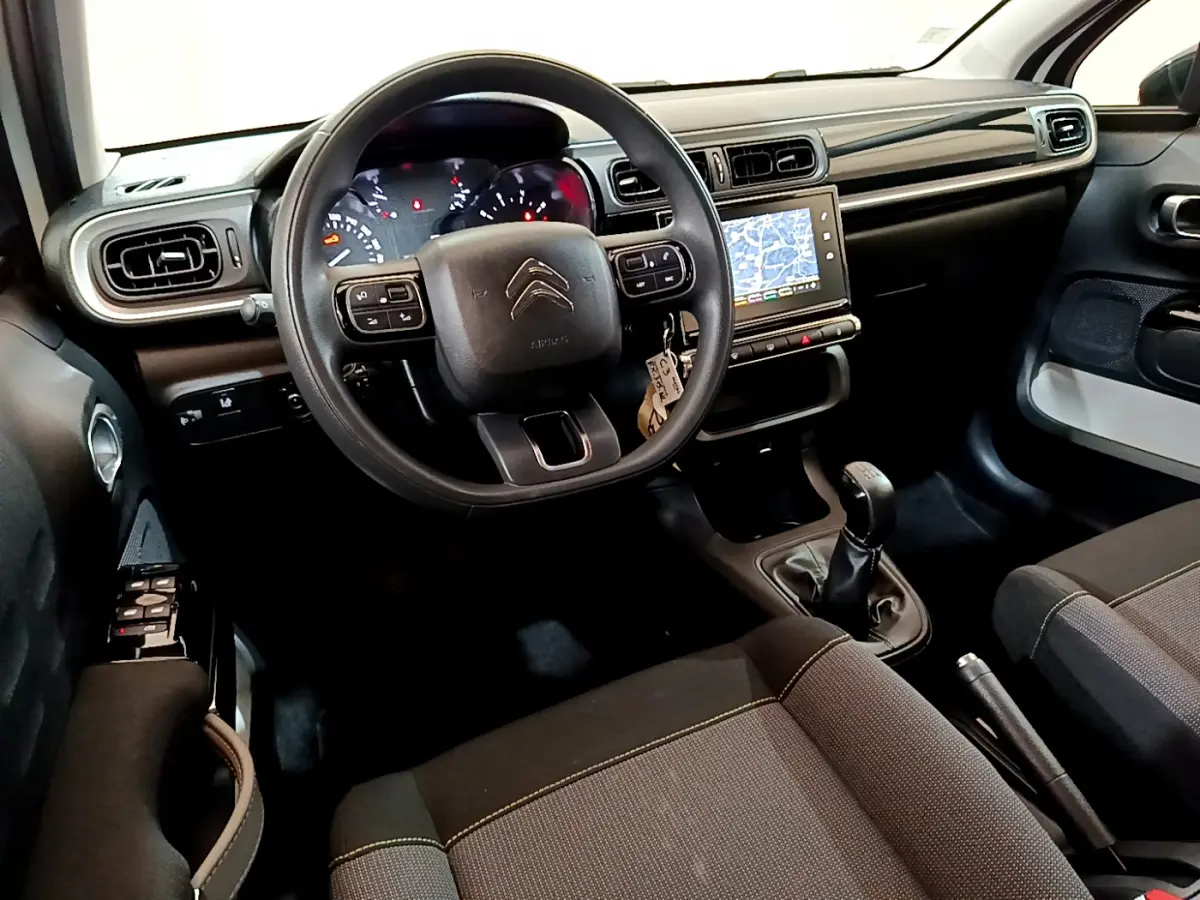 Vue intérieure côté conducteur du tableau de bord noir de la Citroën C3 avec écran tactile et volant multifonction.