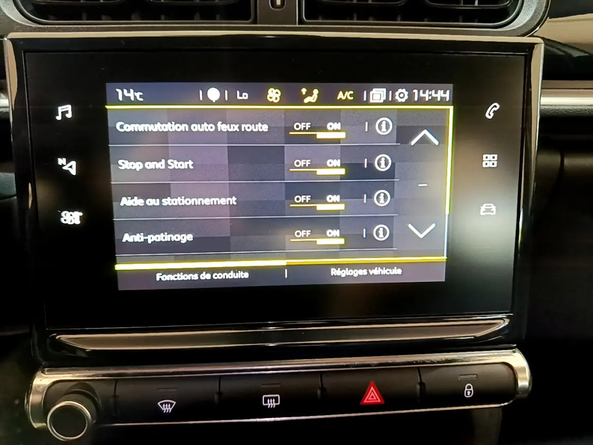 Écran tactile central affichant les réglages de conduite dans une Citroën C3 blanche de 2019.