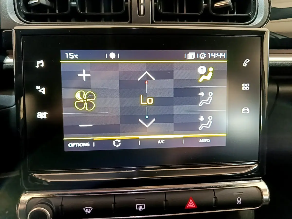 Écran tactile central affichant la climatisation réglée sur "Lo" dans le tableau de bord d'une Citroën C3 blanche.