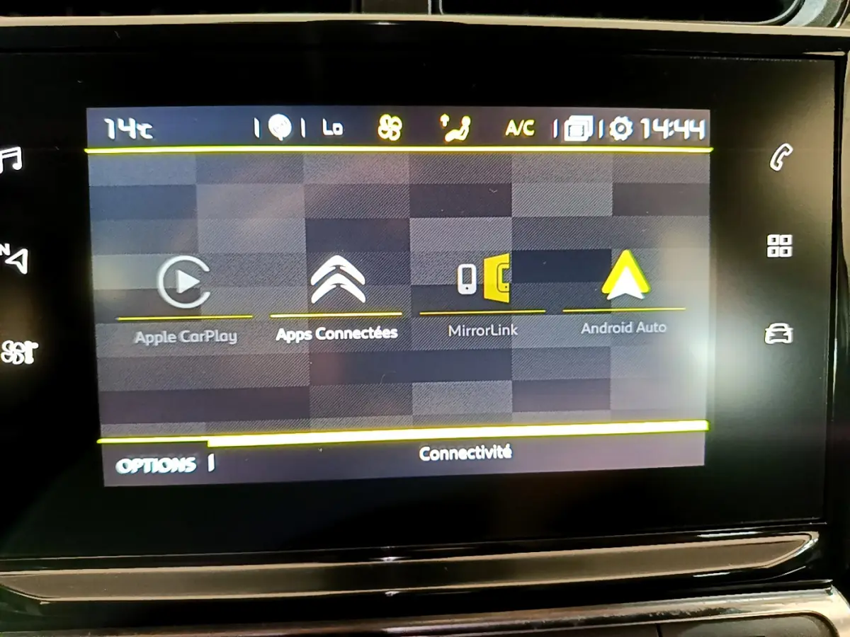 Écran tactile central de la Citroën C3 blanc affichant les options Apple CarPlay, Android Auto et MirrorLink.