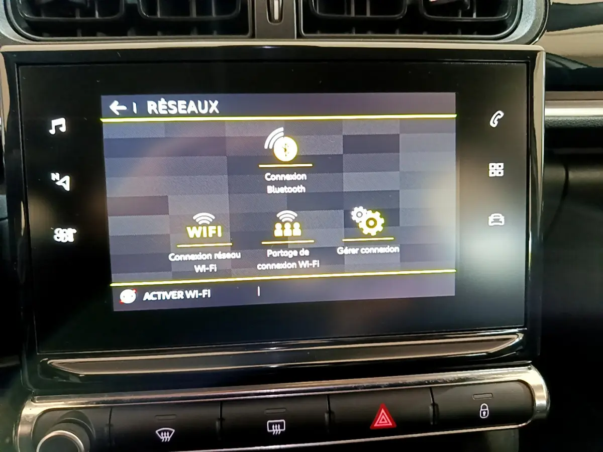 Écran tactile central affichant les options réseau dans l'habitacle noir d'une Citroën C3 blanche de 2019.
