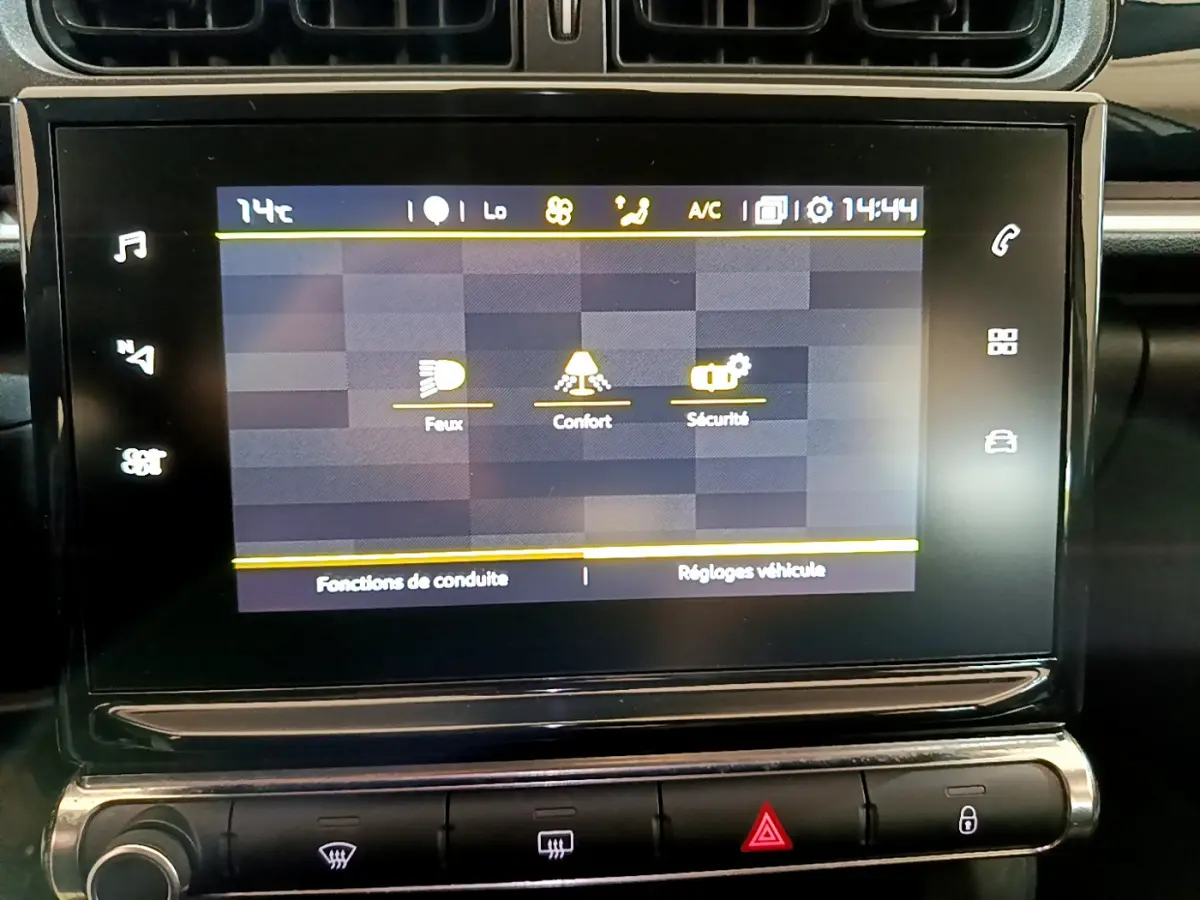 Écran tactile central affichant les réglages de conduite de la Citroën C3 blanche, vue intérieure rapprochée.