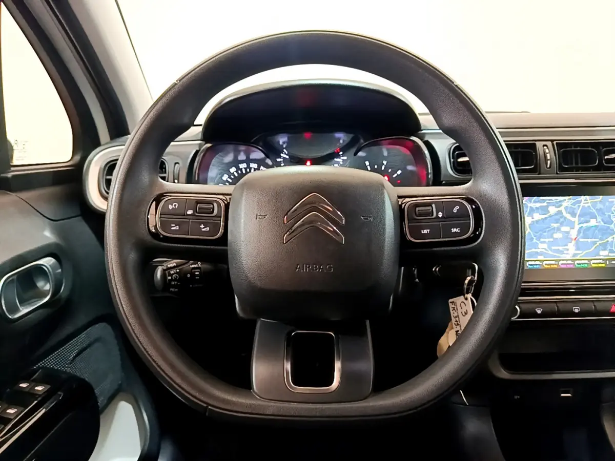 Vue centrée sur le volant noir de la Citroën C3 2019 avec tableau de bord et écran tactile de navigation visible à droite.