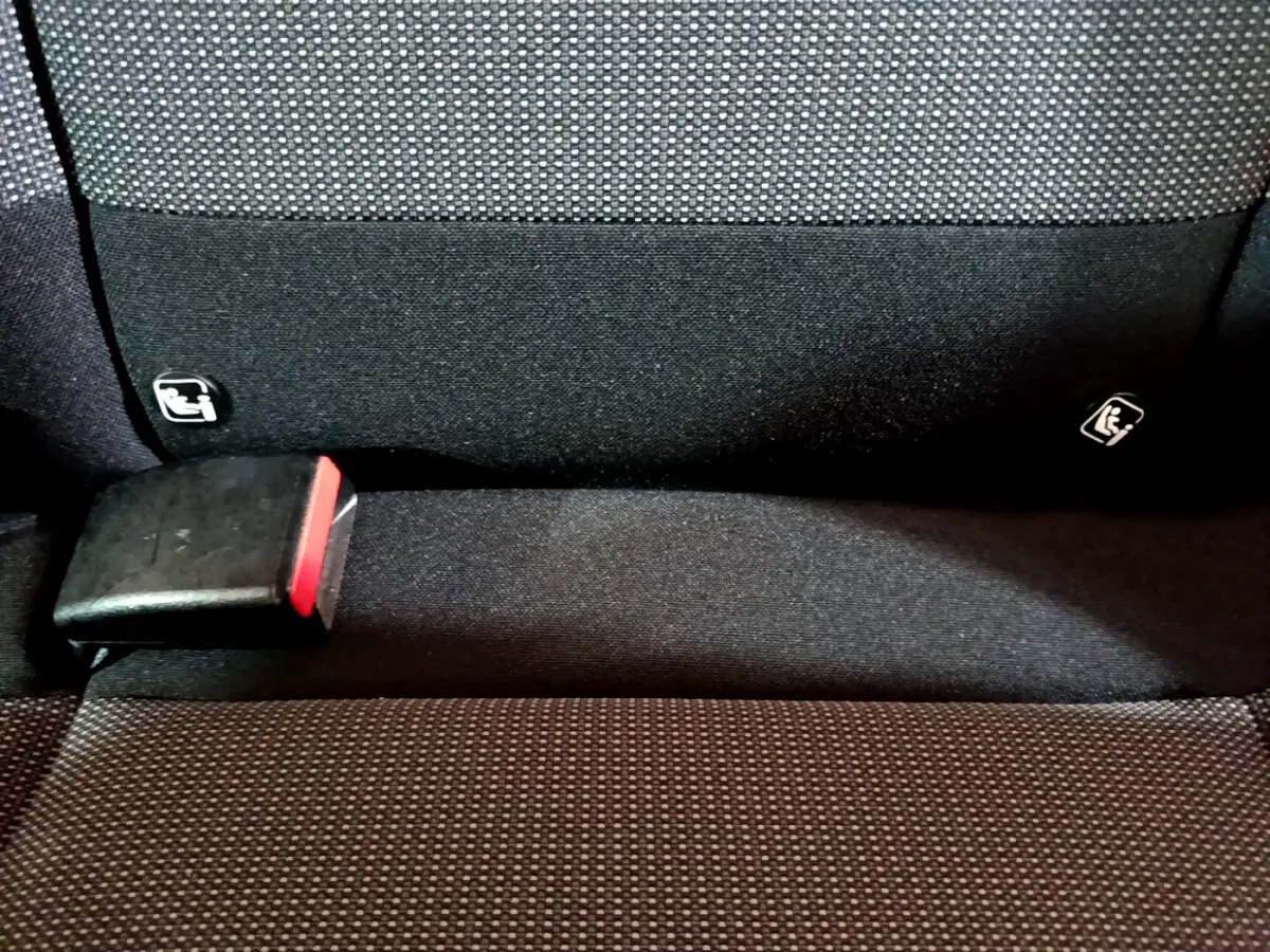 Gros plan sur la banquette arrière noire de la Citroën C3 2019 avec fixation Isofix et boucle de ceinture rouge visible