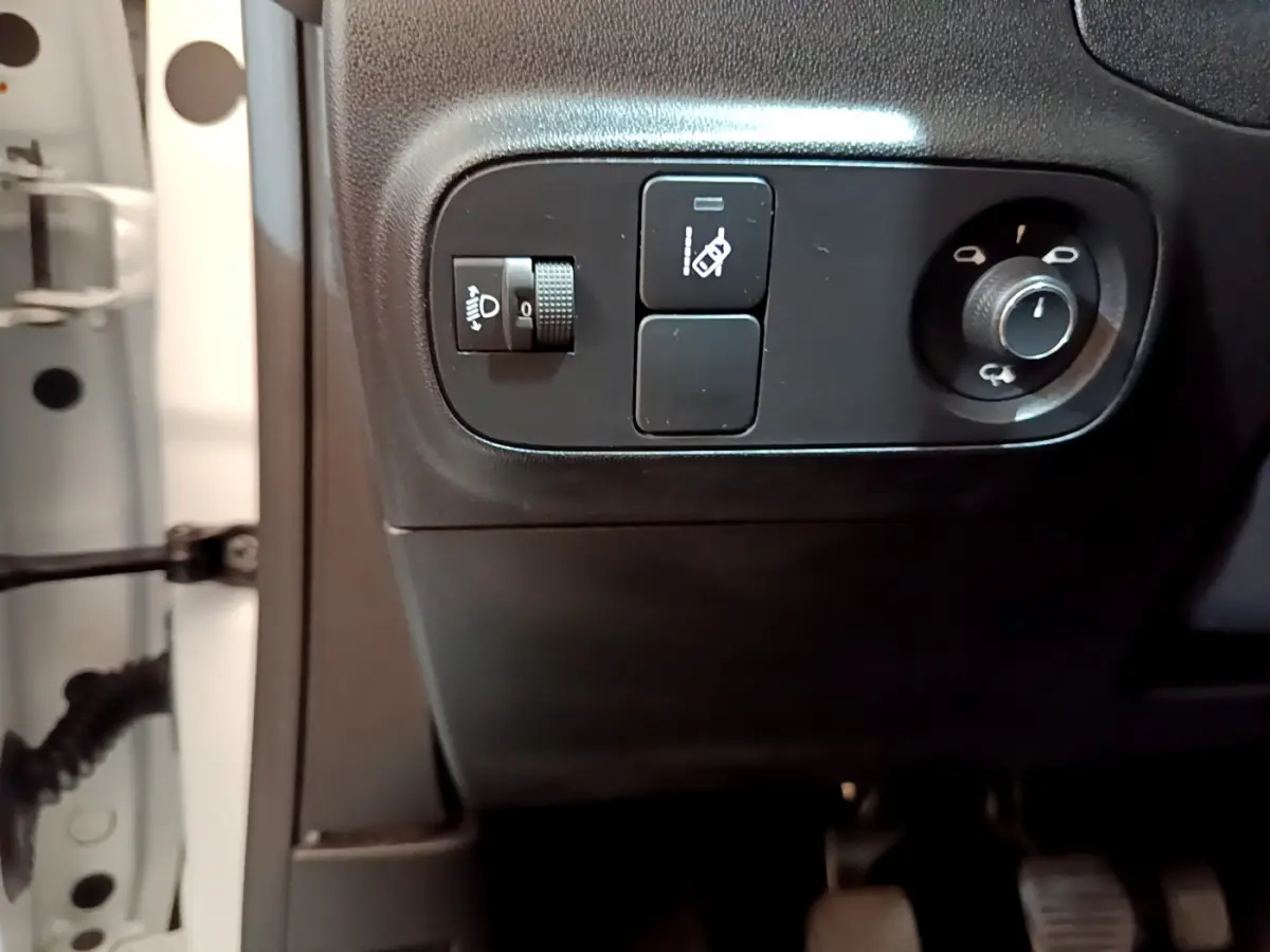 Gros plan sur les commandes d'éclairage et rétroviseurs côté gauche d'une Citroën C3 blanche de 2019.