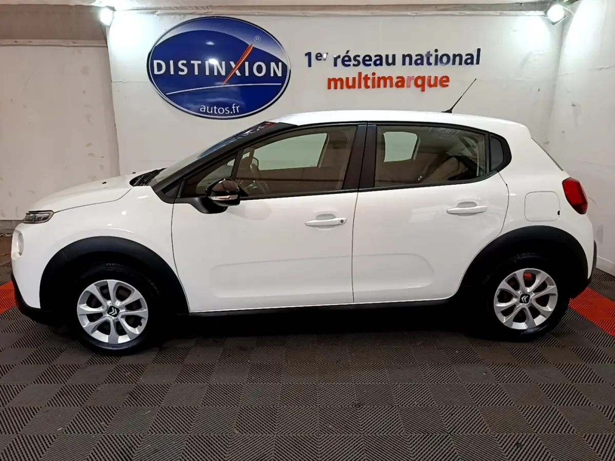 Profil droit d'une Citroën C3 blanche de 2019, avec jantes alliage et protections noires sur les passages de roues.