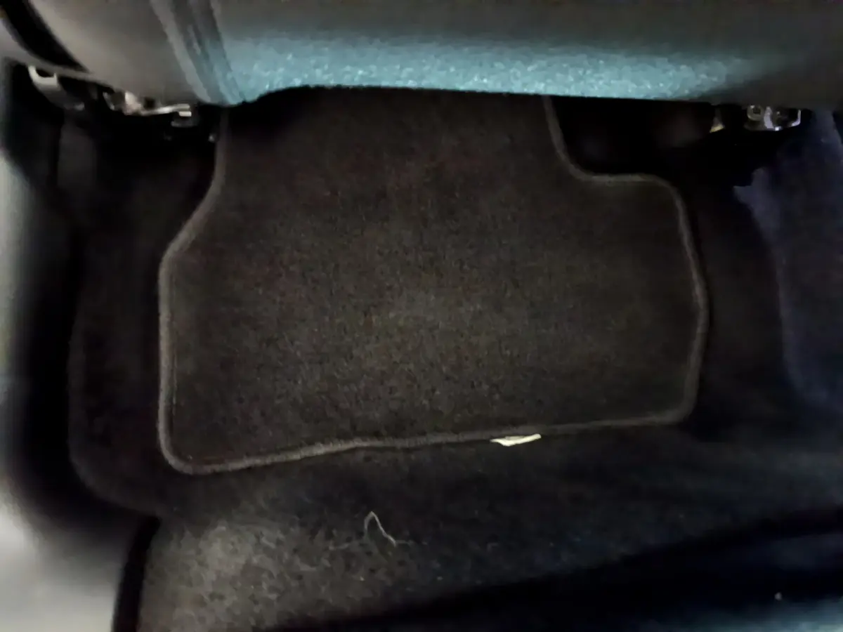 Gros plan sur le tapis de sol noir côté conducteur de la Citroën C3 blanche PureTech 2019.