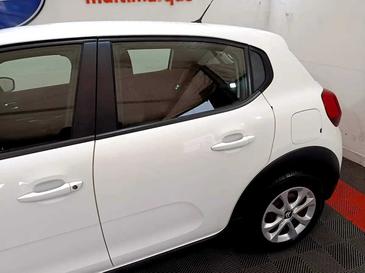 Vue latérale droite d'une Citroën C3 blanche 2019 avec poignées de porte et jantes en alliage visibles