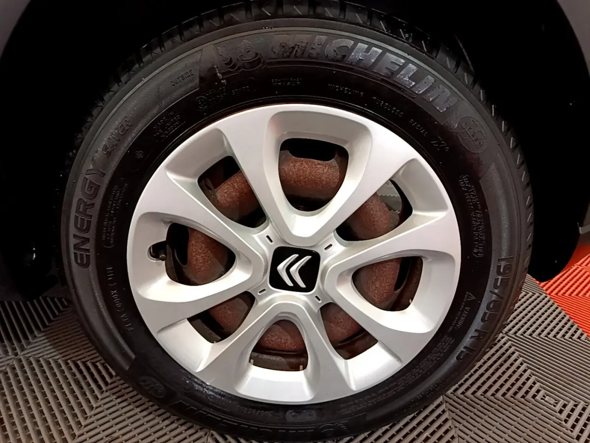 Gros plan sur la roue avant gauche blanche d'une Citroën C3 2019 avec jante en alliage et logo Citroën central.