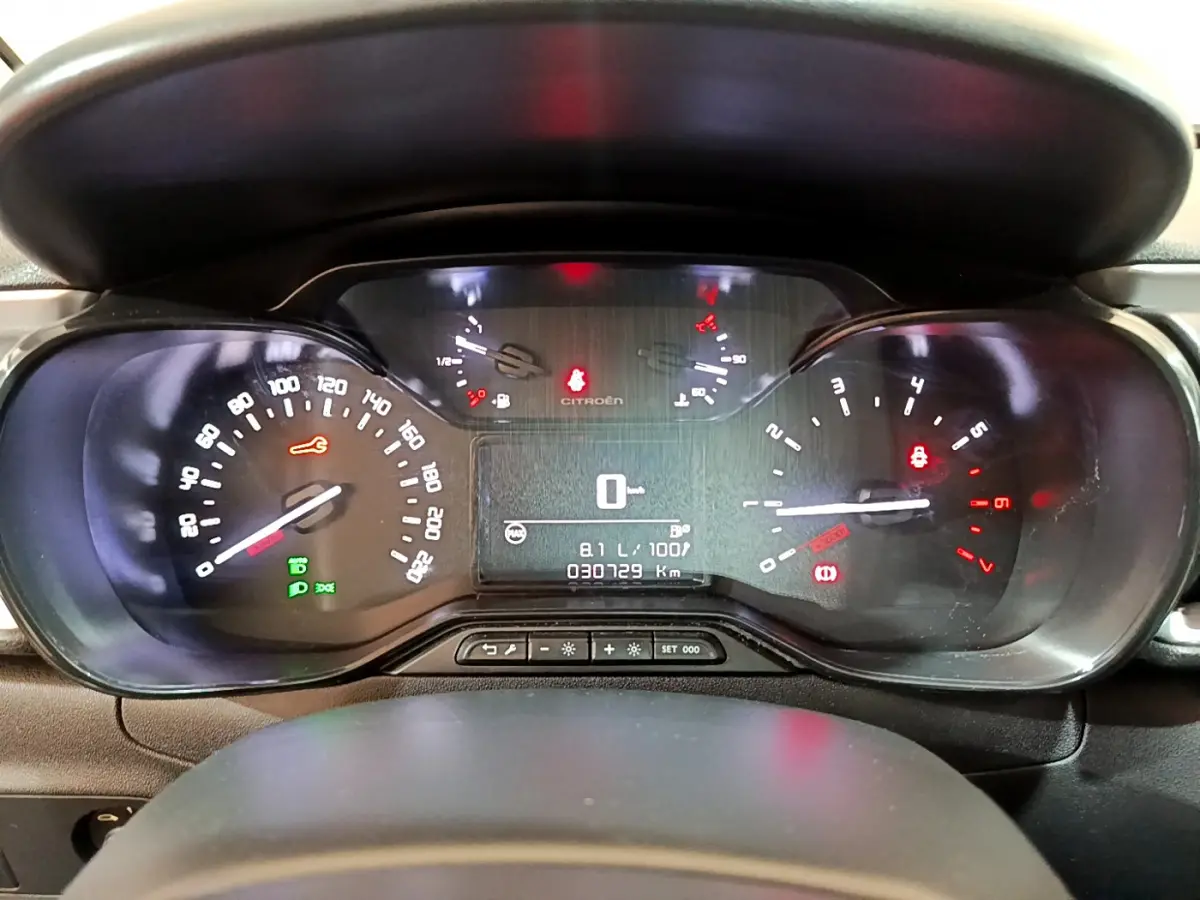 Tableau de bord de Citroën C3 blanc 2019, vue frontale du combiné d'instruments avec affichage digital et voyants allumés.