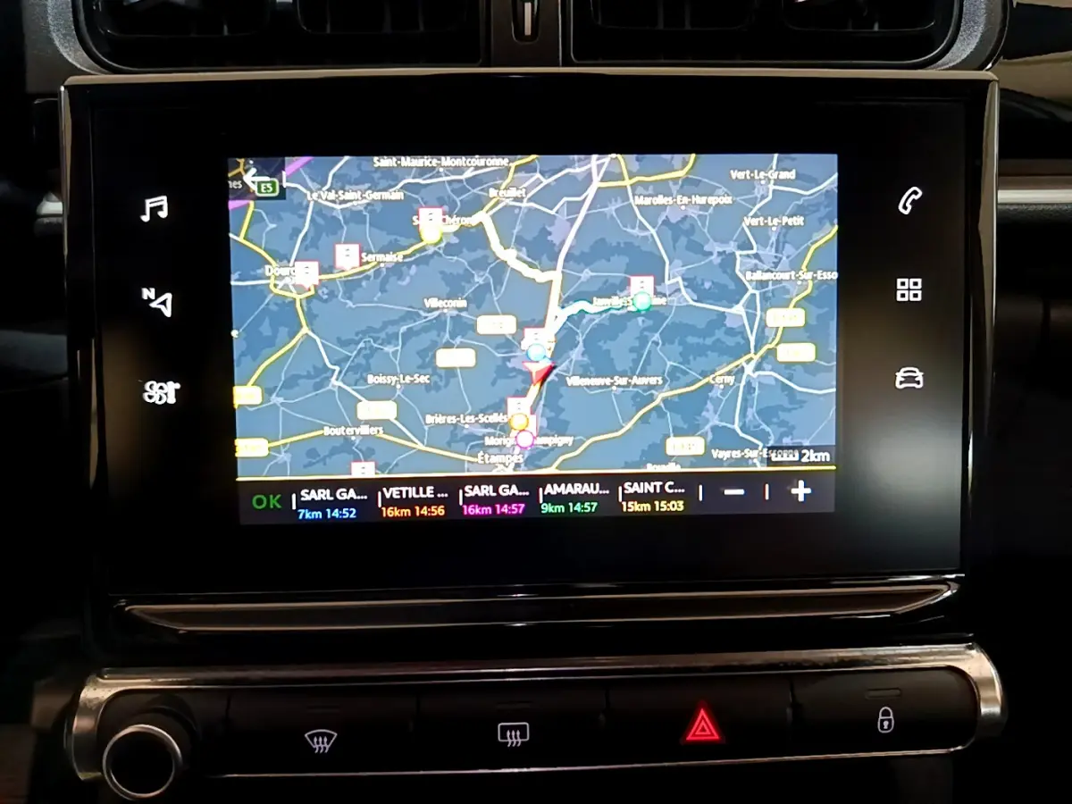 Écran tactile de navigation 7 pouces affichant une carte, intérieur noir du Citroën C3 blanc 2019.