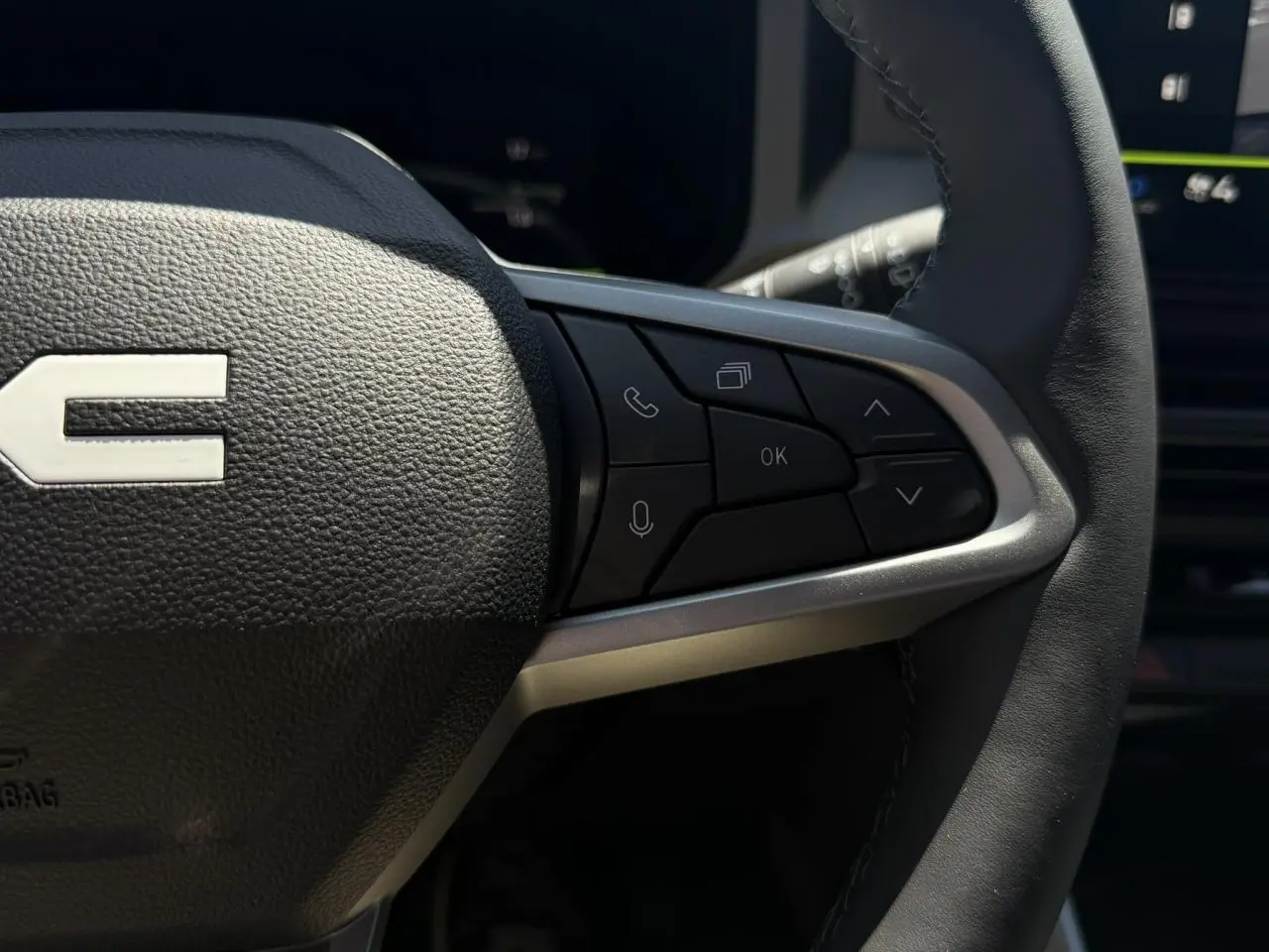 Gros plan sur le côté droit du volant noir du Dacia Bigster 2026, avec commandes multifonctions intégrées.