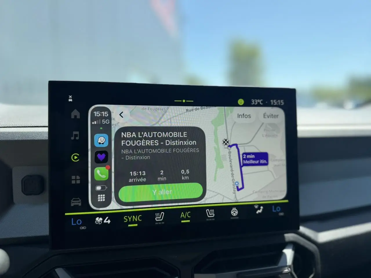 Écran tactile 10,1'' du système Media Nav Live affichant la navigation dans un Dacia Bigster.