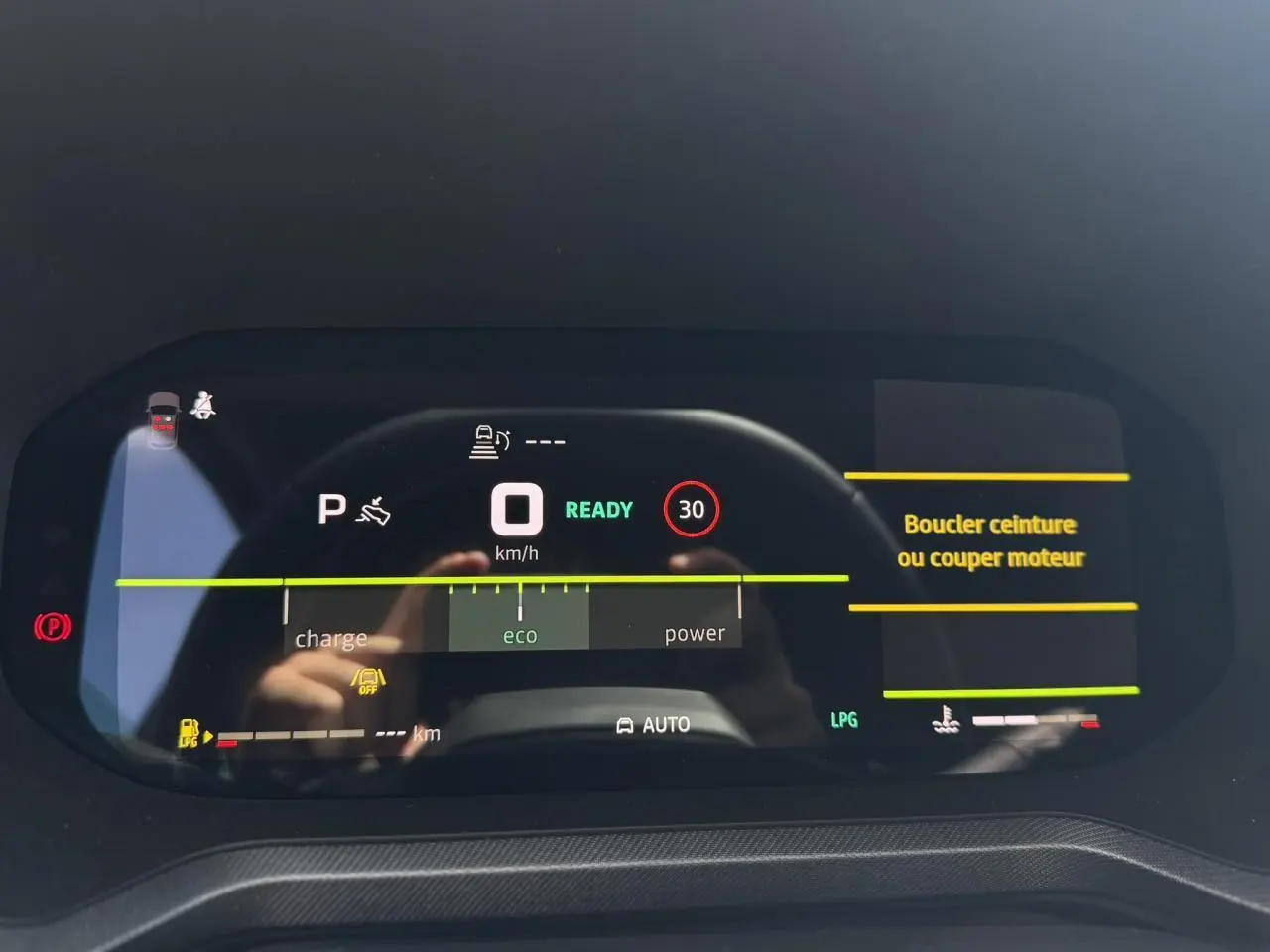 Affichage numérique du tableau de bord de la Dacia Bigster Hybrid-G 150 en mode prêt, avec indication vitesse à 0 km/h.