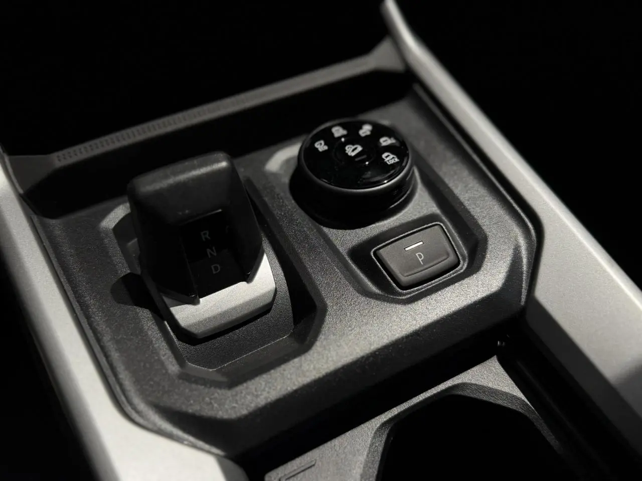 Gros plan sur la console centrale noire du Dacia Bigster 2026, montrant le levier de vitesses automatique et la molette de sélection 4x4.