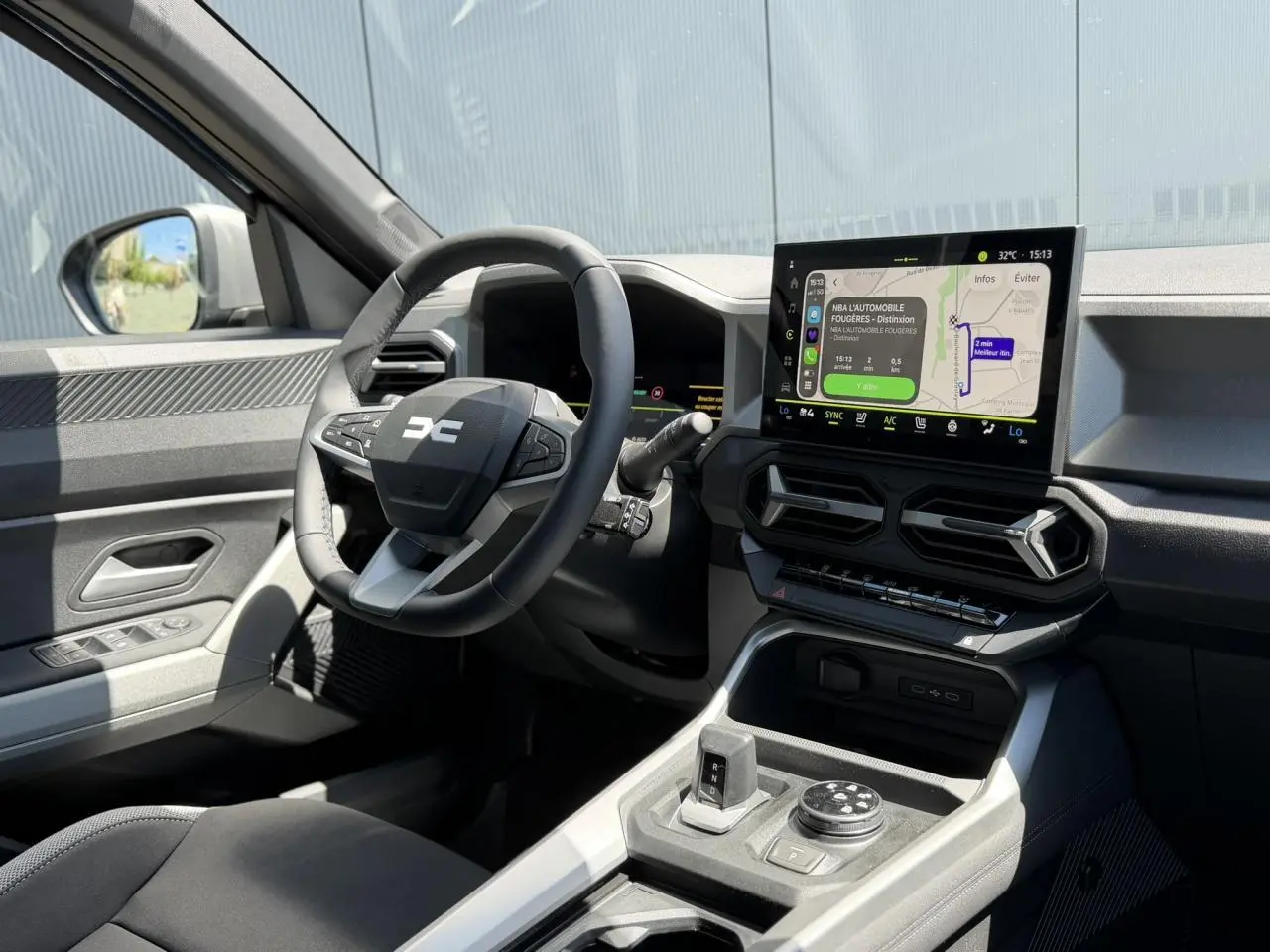 Vue intérieure côté conducteur du Dacia Bigster 2026, montrant le volant, écran tactile et console centrale moderne.