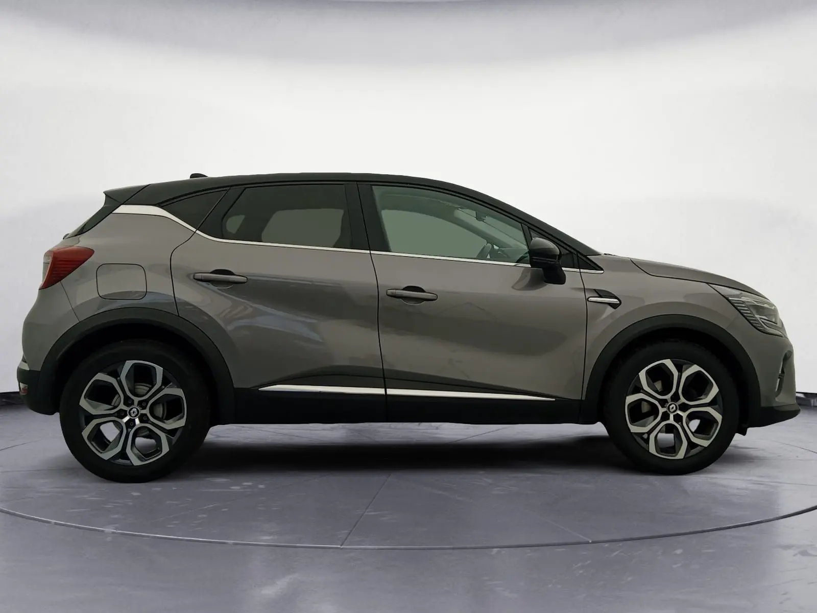 Profil droit du Renault Captur 1.3 Mild Hybrid 140 Techno gris Cassiopée avec toit noir et jantes alliage 18 pouces.