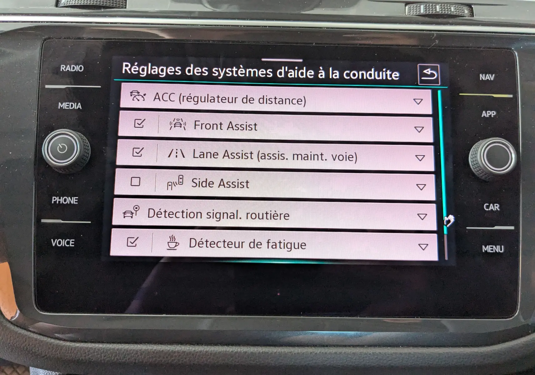 Écran central du Volkswagen Tiguan 2.0 TDI 150ch affichant les réglages des aides à la conduite.