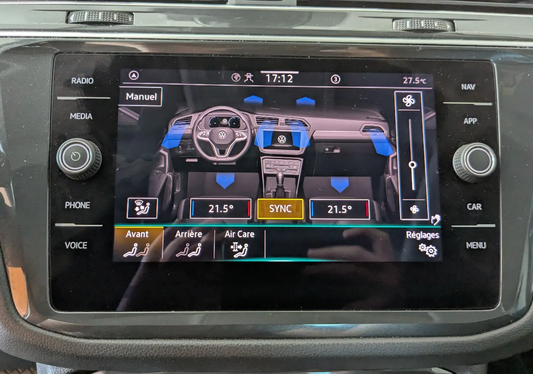 Écran tactile intérieur du Volkswagen Tiguan 2021 montrant les réglages de climatisation avec interface moderne et commandes digitales.