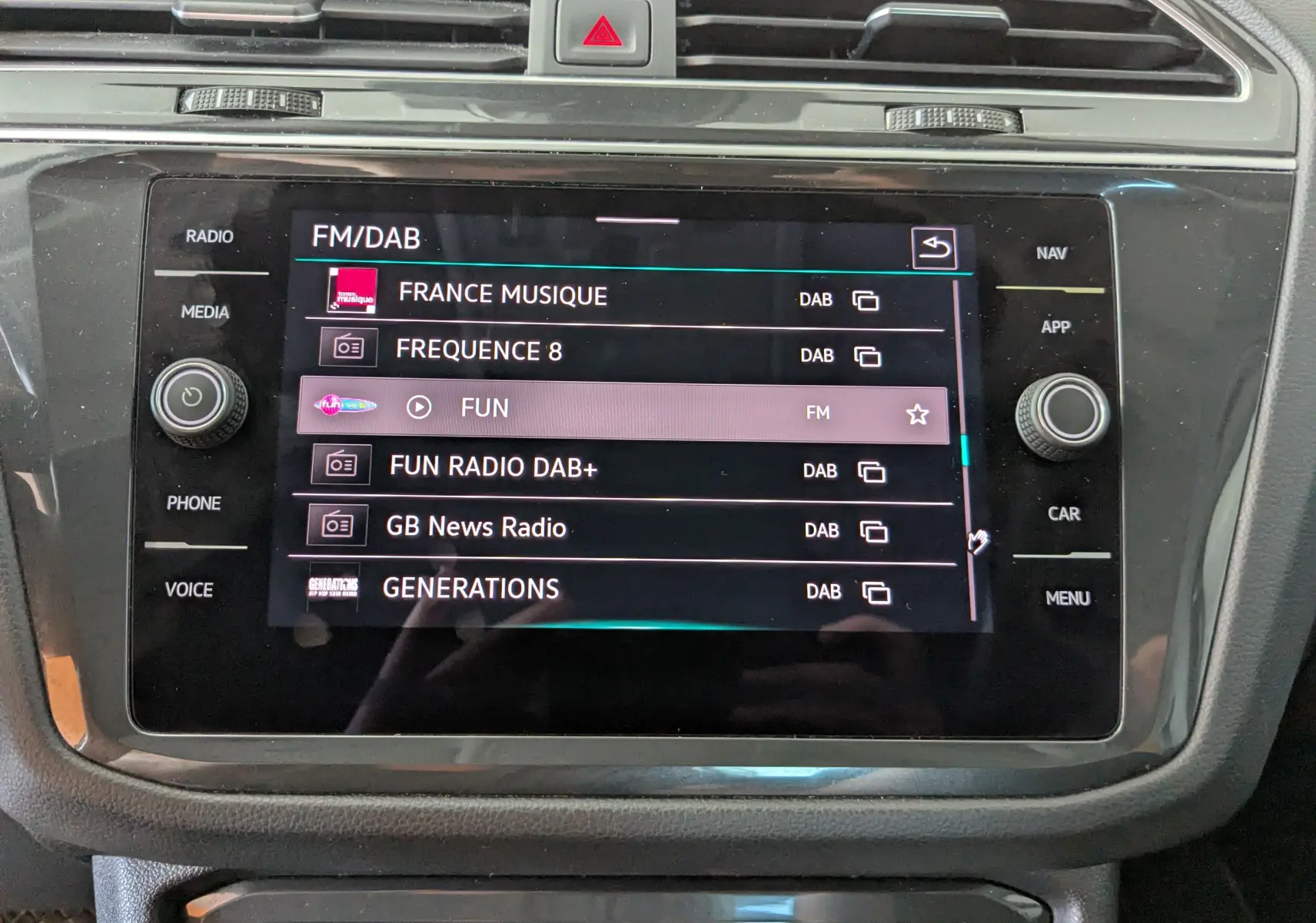 Écran tactile central du Volkswagen Tiguan 2021 affichant la liste des radios FM/DAB avec sélection sur la station Fun.