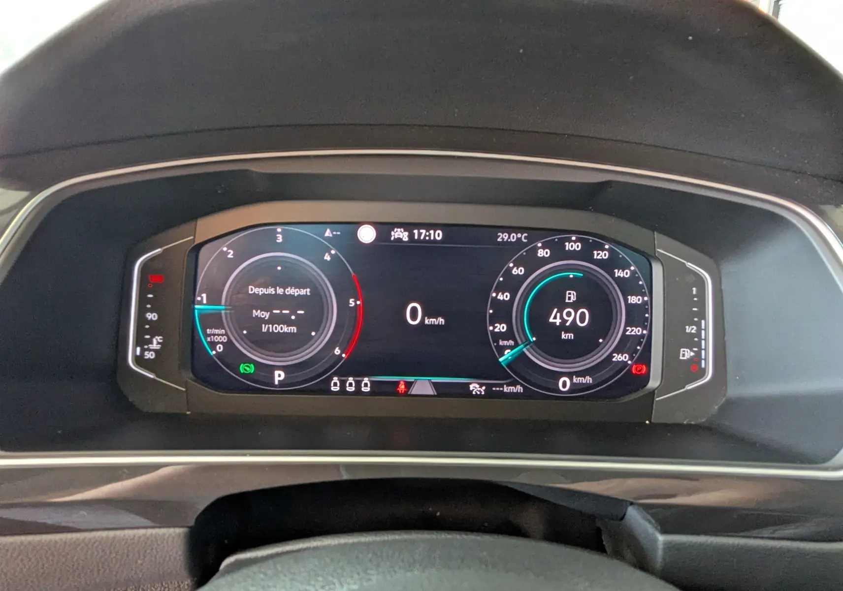 Vue rapprochée du tableau de bord numérique du Volkswagen Tiguan noir 2021, affichant vitesse, compte-tours et autonomie.