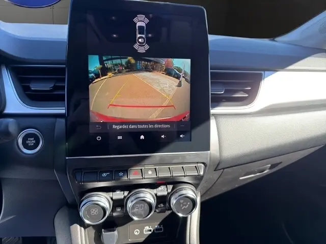 Vue intérieure du tableau de bord du Renault Captur rouge 2024, avec écran tactile affichant la caméra de recul.