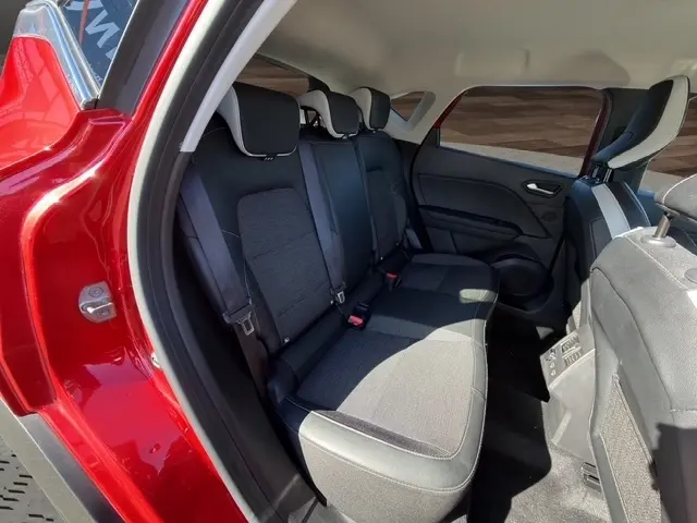 Vue intérieure côté gauche sur la banquette arrière noire et grise du Renault Captur rouge 2024, avec ceinture de sécurité visible.